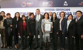 Dinorah López de Gali y Tony Gali reciben certificado de gestión de calidad en proceso de adopción