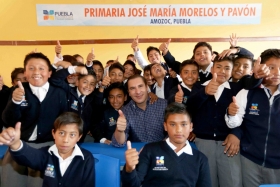 Con el director del INEA entregó certificados a poblanos que finalizaron la primaria y secundaria