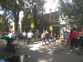 Adem&aacute;s tres veh&iacute;culos fueron da&ntilde;ados, una camioneta S-10 color blanco, un Jetta y una Explorer que estaban estacionados