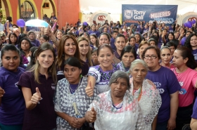 Tony Gali cuidar&aacute; la salud de las familias poblanas: Dinorah L&oacute;pez de Gali 