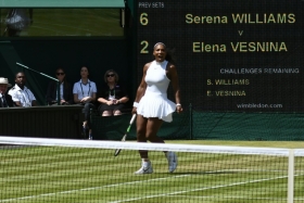 Serena Williams espera a su hermana Venus en la final de Wimbledon