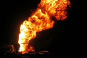 Bomberos y Seguridad Física de Pemex laboran desde la madrugada del martes 