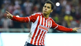 Omar Bravo seguirá en Chivas