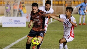 La jaur&iacute;a espera rival