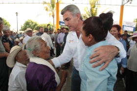 Habitantes de Tehuitzingo reciben viviendas y también se brindan apoyos al campo