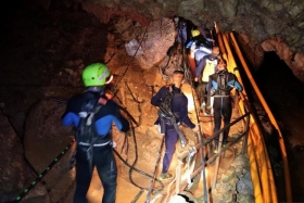 Quedan por salvar aún a cuatro menores.