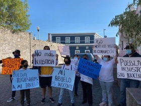 Manifestantes de Toluca en Casa Aguayo, por caso Flight Services