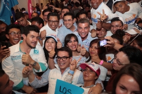 J&oacute;venes muestran su apoyo a Tony Gali