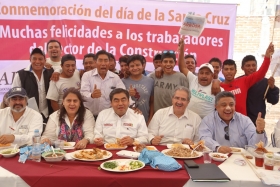 Asiste a convivio con trabajadores de la construcción