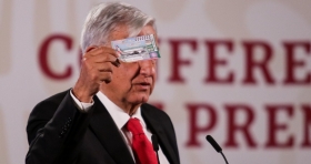 &ldquo;&iquest;A cu&aacute;nto el cachito de madre?&rdquo;. Mujeres reclaman a AMLO inicio de rifa del avi&oacute;n presidencial el 9M