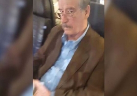 Se escucha al pol&eacute;mico exmandatario que responde a la mujer.