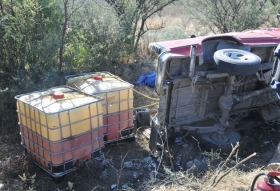 Vuelca camioneta con cumbustible