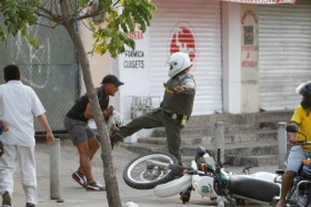 Uniformados agredieron a un menor y su familia