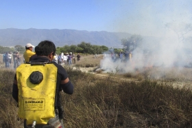 Brigadistas siguen controlando el fuego  