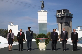 El mandatario estatal colocó una ofrenda floral y montó una guardia de honor