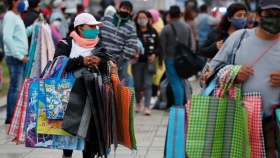 En México habría al menos 20 mil toneladas de mascarillas desechadas.